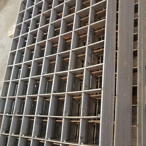 插接鋼格板、互插鋼格柵板：綠色環(huán)?？苫厥? /> 
</p>
（一）節(jié)能生產(chǎn)工藝<br />
先進(jìn)的加工設(shè)備<br />
在<strong><a href=