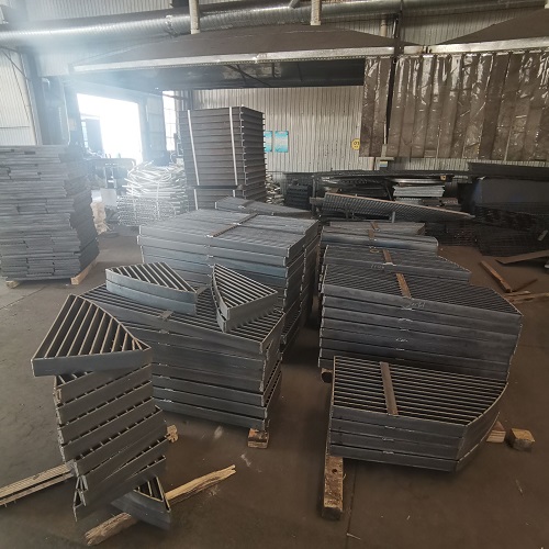 高空用平臺(tái)鋼格板邊緣處理至關(guān)重要