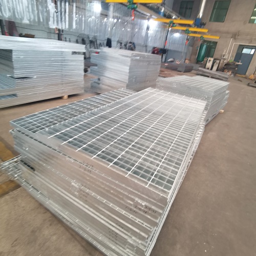 污水處理廠鋼格板如何選？防滑耐腐是關(guān)鍵！