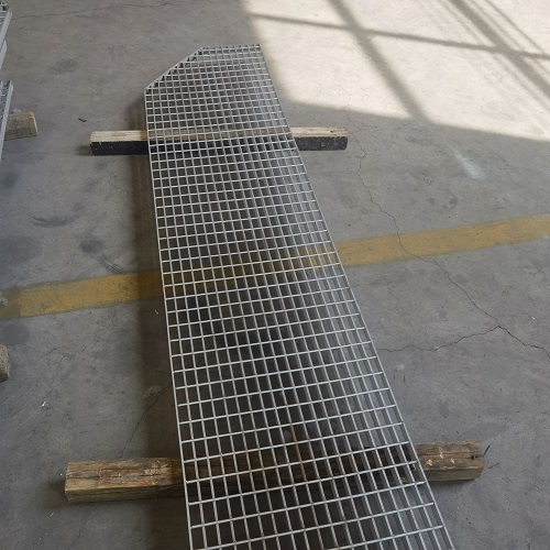 地鐵站臺(tái)鋼格板防滑處理：避免雨天事故！