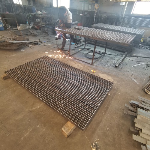 地鐵站臺(tái)鋼格板防滑處理：避免雨天事故！