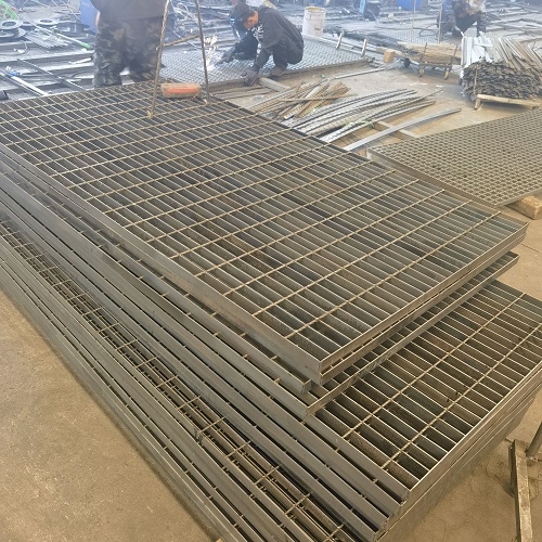 高空作業(yè)平臺專用鋼格板：安全承重設(shè)計全解析！