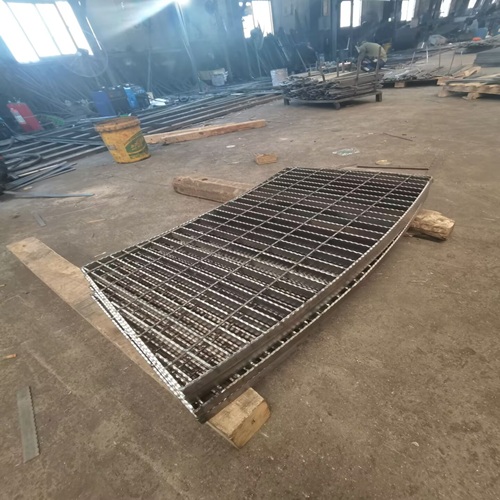 養(yǎng)殖場鋼格柵系統(tǒng)：抵御腐蝕與堵塞的雙重防護(hù)