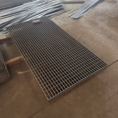 不銹鋼鋼格板vs熱鍍鋅鋼格板，該怎么選